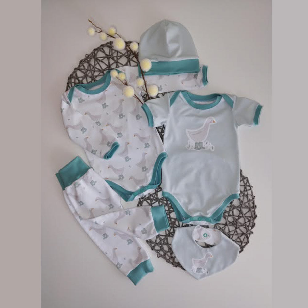 Babykleidung mit Gänsemotiv