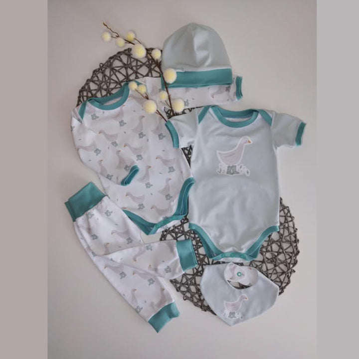 Babykleidung mit Gänsemotiv